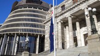 Bendera Selandia Baru dikibarkan setengah tiang di luar gedung Parlemen Wellington, Selandia Baru, Jumat (9/9/2022) waktu setempat. (AP Photo/Mark Mitchell)  