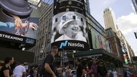 Sebuah foto Ratu Elizabeth II ditampilkan di papan iklan Nasdaq di Times Square, New York, Kamis (8/9/2022) waktu setempat. (AP Photo/Yuki Iwamura)  