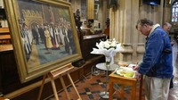 Seorang pria menandatangani buku belasungkawa di Katedral St. Andrews setelah meninggalnya Ratu Elizabeth II di Sydney, Australia, Jumat (9/9/2022) waktu setempat. (AP Photo/Mark Baker)  