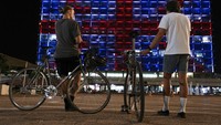 Balai Kota Tel Aviv dinyalakan dengan bendera nasional Inggris setelah kematian Ratu Elizabeth II, di Tel Aviv, Israel, Kamis (8/9/2022) waktu setempat. (AP Photo/Ariel Schalit)