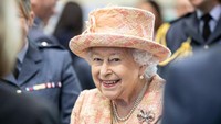 Saat Ratu Elizabeth II memeriksa pusat pelatihan dan perawatan pesawat serang RAF F-35B Lightning II baru di Royal Air Force Marham, Kings Lynn, Inggris, 3 Februari 2020. Terlihat ia mengenakan jas dan topi khasnya. (Richard Pohle - WPA Pool/Getty Images)
