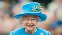 Ratu Elizabeth II mengenakan pakaian khasnya dengan berwarna biru saat mengunjungi Queen Mother Square, Poundbury, Dorset, 27 Oktober 2016. (Samir Hussein/WireImage)