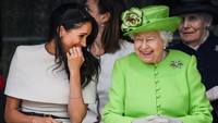 Ratu Elizabeth II duduk dan tertawa bersama Meghan, dalam upacara pembukaan Jembatan Gerbang Mersey yang baru, di kota Widnes di Halton, Cheshire, Inggris, 14 Juni 2018. (Jeff J Mitchell/Getty Images)
