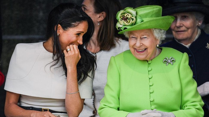 Ekspresi tawa dan senyum Ratu Elizabeth II CHESTER, ENGLAND - JUNE 14: Queen Elizabeth II sitts and laughs with Meghan, Duchess of Sussex during a ceremony to open the new Mersey Gateway Bridge on June 14, 2018 in the town of Widnes in Halton, Cheshire, England. Meghan Markle married Prince Harry last month to become The Duchess of Sussex and this is her first engagement with the Queen. During the visit the pair will open a road bridge in Widnes and visit The Storyhouse and Town Hall in Chester. (Photo by Jeff J Mitchell/Getty Images)