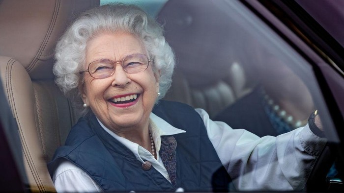 Ekspresi tawa dan senyum Ratu Elizabeth II CHESTER, ENGLAND - JUNE 14: Queen Elizabeth II sitts and laughs with Meghan, Duchess of Sussex during a ceremony to open the new Mersey Gateway Bridge on June 14, 2018 in the town of Widnes in Halton, Cheshire, England. Meghan Markle married Prince Harry last month to become The Duchess of Sussex and this is her first engagement with the Queen. During the visit the pair will open a road bridge in Widnes and visit The Storyhouse and Town Hall in Chester. (Photo by Jeff J Mitchell/Getty Images)