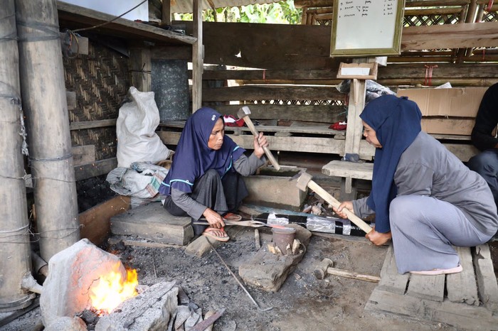 Emak-emak Pandai Besi di Sinjai