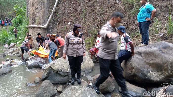 Evakuasi mayat yang ditemukan di bawah jembatan Sungai Munjungan