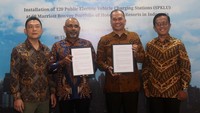 CEO EVCuzz Abdul Rahman Elly yang didampingi oleh CDO EVCuzz Bobby S. Hendrawan bersama dengan Presdir PT. IndoPacific Sheraton (Marriott) Ramesh Jackson yang didampingi oleh Designation Area Director of Engineering PT. Indo Pacific Sheraton (Marriott) Rony Yohanes menandatangani MoU pemasangan 120 Stasiun Pengisian Kendaraan Listrik Umum (SPKLU) EVCuzz di 60 Marriott Bonvoy, Jakarta, Kamis 8 September 2022.