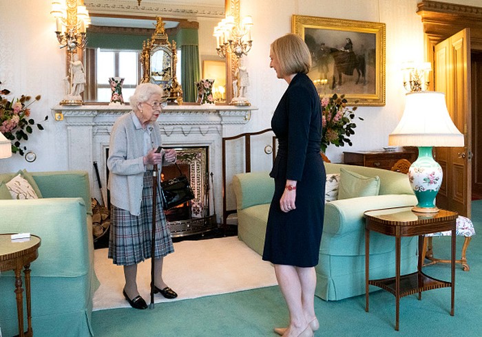 Foto-foto Terakhir Ratu Elizabeth Sebelum Meninggal, Tubuh Kurus-Tangan Ungu ABERDEEN, SCOTLAND - SEPTEMBER 06: Queen Elizabeth II waits in the Drawing Room before receiving newly elected leader of the Conservative party Liz Truss at Balmoral Castle for an audience where she will be invited to become Prime Minister and form a new government on September 6, 2022 in Aberdeen, Scotland. The Queen broke with the tradition of meeting the new prime minister and Buckingham Palace, after needing to remain at Balmoral Castle due to mobility issues. (Photo by Jane Barlow - WPA Pool/Getty Images)