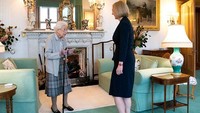 Ratu Elizabeth menyapa PM Inggris Liz Truss saat dia tiba di Kastil Balmoral, Aberdeen, Skotlandia, Selasa (6/9/2022) waktu setempat.