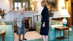 Penguasa Inggris Ratu Elizabeth II meninggal dunia di usia 96 tahun. Sebelum meninggal ia sempat bertemu dengan PM Inggris. Kondisinya pun menjadi sorotan.