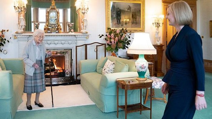 Foto-foto Terakhir Ratu Elizabeth Sebelum Meninggal, Tubuh Kurus-Tangan Ungu ABERDEEN, SCOTLAND - SEPTEMBER 06: Queen Elizabeth II waits in the Drawing Room before receiving newly elected leader of the Conservative party Liz Truss at Balmoral Castle for an audience where she will be invited to become Prime Minister and form a new government on September 6, 2022 in Aberdeen, Scotland. The Queen broke with the tradition of meeting the new prime minister and Buckingham Palace, after needing to remain at Balmoral Castle due to mobility issues. (Photo by Jane Barlow - WPA Pool/Getty Images)