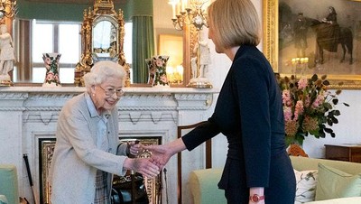 Kondisi Ratu Elizabeth II sebelum Wafat, Tampak Kurus dengan Tangan Keunguan