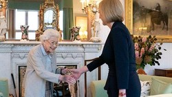 Penguasa Inggris Ratu Elizabeth II meninggal dunia di usia 96 tahun. Sebelum meninggal ia sempat bertemu dengan PM Inggris. Kondisinya pun menjadi sorotan.