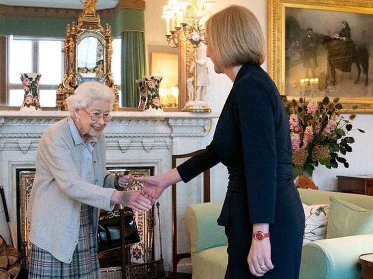 Kondisi Ratu Elizabeth II sebelum Wafat, Tampak Kurus dengan Tangan Keunguan