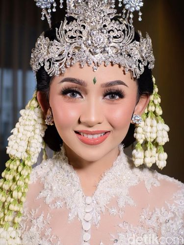 Foto makeup pernikahan Dini Nurfitri Widjaya.