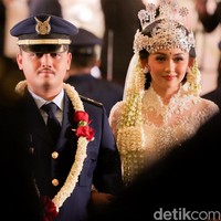 MUA Bennu Sorumba mengunggah momen pernikahan anak dari Hadi Tjahjanto, Menteri Agraria dan Tata Ruang/Kepala Badan Pertanahan Nasional (ATR/BPN), Handika Hedwig Yogatama. Hedwig menikah dengan finalis Puteri Indonesia 2022 asal Sulawesu Selatan, Dini Nurfitri Widjaya. Foto: Dok. pribadi @bennusorumba.