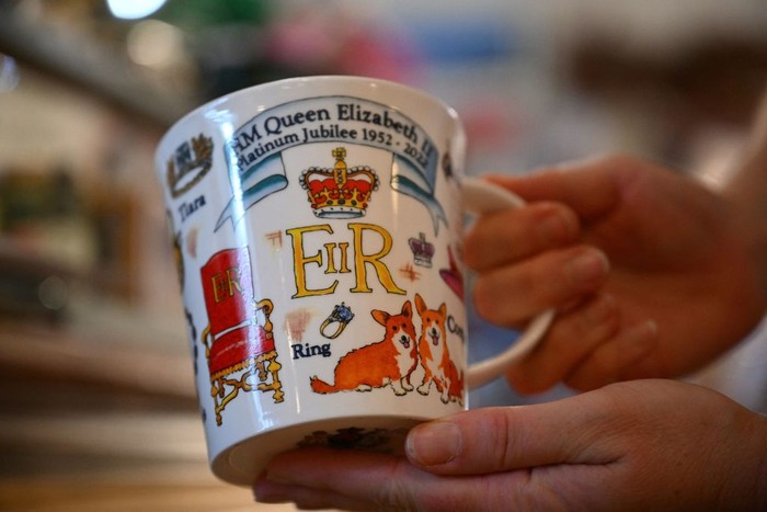 Gambar Ratu Elizabeth II di Rose Tree Cottage English Tea Room Local resident Brecken Armstrong displays commemorative items she is purchasing to remember Queen Elizabeth II during a visit to the Rose Tree Cottage English Tea Room in Pasadena, California following the death today of Queen Elizabeth II on September 8, 2022. Armstrong and her husband Martin said they admired the Queen's strong and positive feminine role. Martin said