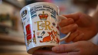 Salah satu gelas menggambarkan kecintaan Elizabeth dengan anjing kesayangannya.
