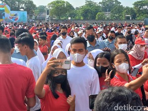 Pagi-pagi Gibran dan Ganjar Jadi Sasaran Selfie Emak-emak di Sriwedari
