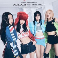 Bukan celana, Lisa BLACKPINK mencuri perhatian dengan penampilannya memakai low rise skirt berpotongan asimetris dalam foto teaser lagu BLACKPINK, Shut Down. Dalam foto tersebut, Lisa juga terlihat memakai underwear berwarna hitam keluaran brand Thailand PONY STONE.Foto: Instagram