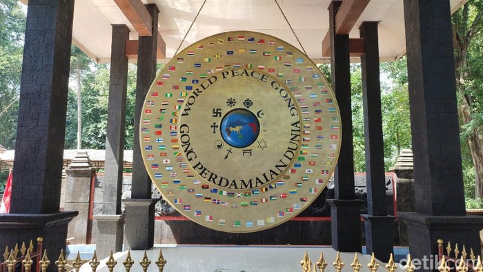 Gong Perdamaian di Ciung Wanara Ciamis.