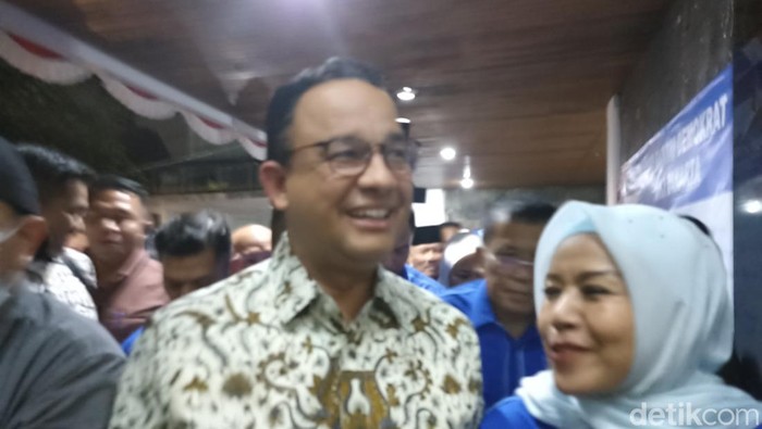 Gubernur DKI Jakarta Anies Baswedan tiba di kantor DPD Partai Demokrat DKI Jakarta. Anies menghadiri acara peringatan HUT Partai Demokrat ke-21. (Tiara AZ/detikcom)