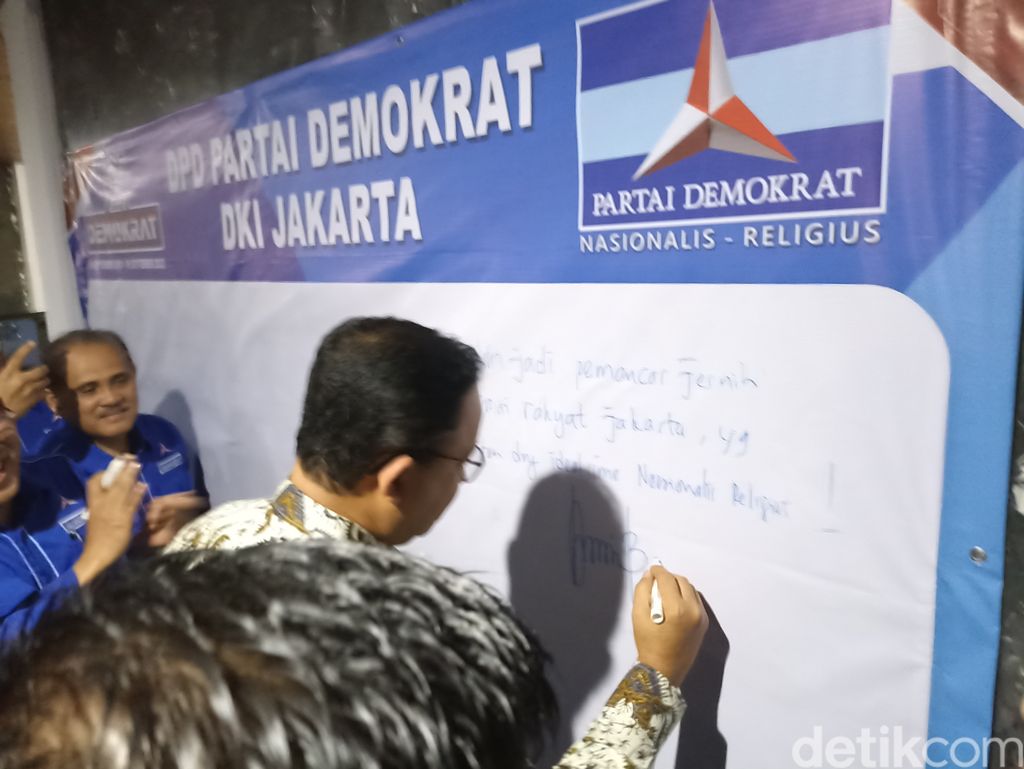 Gubernur DKI Jakarta Anies Baswedan tiba di kantor DPD Partai Demokrat DKI Jakarta. Anies menghadiri acara peringatan HUT Partai Demokrat ke-21. (Tiara AZ/detikcom)