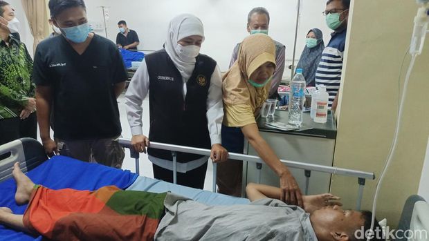 Gubernur Jatim Khofifah Indar Parawansa saat mengunjungi korban jembatan putus di Probolinggo