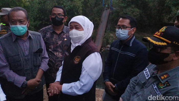 Gubernur Jatim Khofifah Indar Parawansa saat mengunjungi korban jembatan putus di Probolinggo