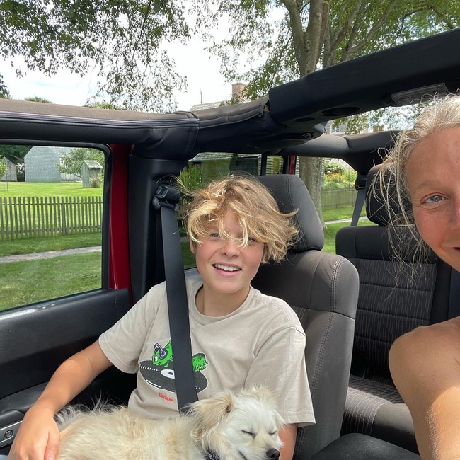 Begitu juga dengan sang adik Moses yang berusia 16 yang punya perpaduan wajah rupawan dari ibu dan ayahnya.Foto: Instagram @gwynethpaltrow