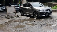Sejumlah pengendara memperlambat laju kendaraannya saat melintas di jalan rusak tersebut.