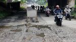 Hati-hati! Jalan Penghubung Bekasi-Jakarta Rusak