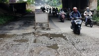 Jalan rusak ini berpotensi menimbulkan kemacetan karena banyak pengendara yang memperlambat laju kendaraannya.