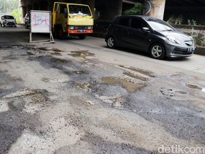 Hati-hati! Jalan Penghubung Bekasi-Jakarta Rusak