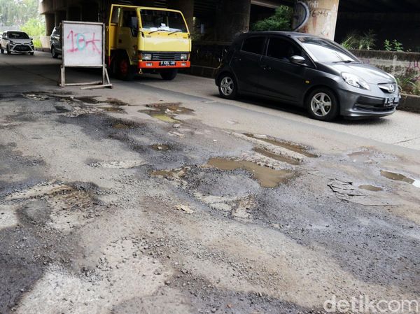Hati-hati! Jalan Penghubung Bekasi-Jakarta Rusak
