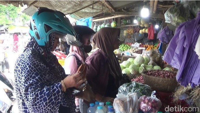 Ibu-ibu belanja di Pasar Anom Sumenep Ibu-ibu belanja di Pasar Anom Sumenep