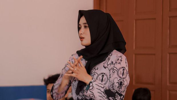 Irma Suci Destia, Selebgram yang juga Berprofesi Sebagai Guru Honorer (