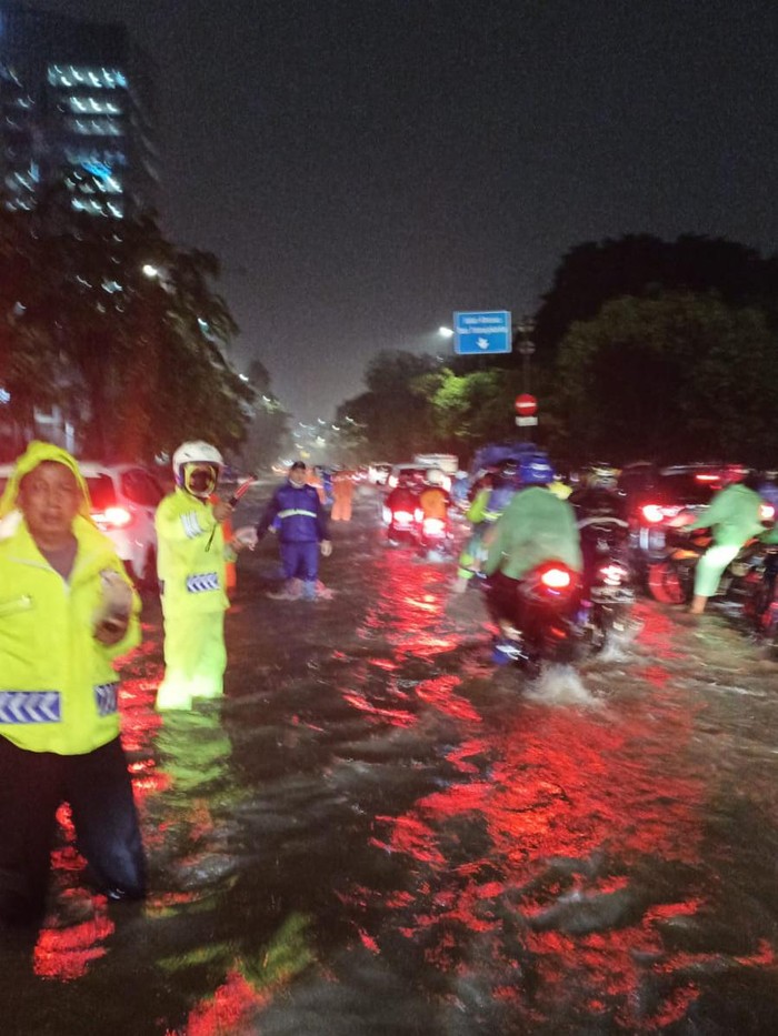Jalan DI Panjaitan di kawasan Cawang, Jakarta Timur (Jaktim), tergenang usai hujan deras. Terjadi kepadatan lalu lintas (lalin) di lokasi. (Twitter @TMCPoldaMetro)