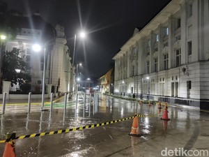Tergelincir Pemotor Bandel Bikin Jalan di Kota Tua Dicat Antilicin