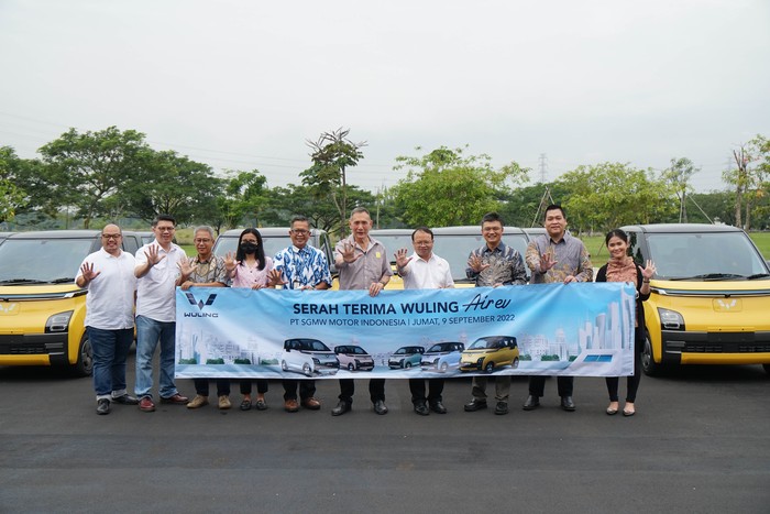 Jusuf Hamka serah terima Wuling Air ev Jusuf Hamka serah terima Wuling Air ev