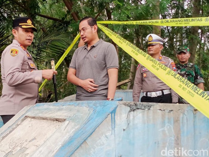Kapolres Probolinggo meninjau jembatan gantung yang putus