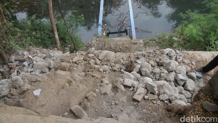 Kapolres Probolinggo meninjau jembatan gantung yang putus