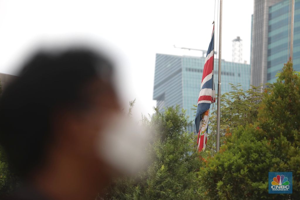 Sejumlah karangan bunga ucapan belansungkawa ditempatkan di depan kedubes Inggris, Kuningan, Jakarta Selatan, Jumat, 9/9/2022.  Karangan bunga tersebut sebagai bentuk duka cita atas meninggalnya Ratu Inggris, Elizabeth II. (CNBC Indonesia/ Muhammad Sabki)