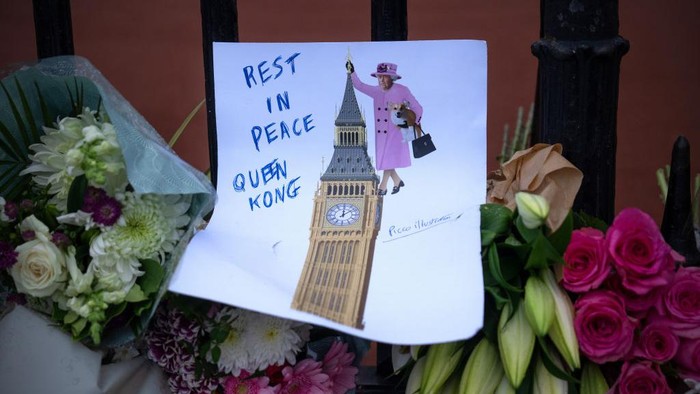 LONDON - SEPTEMBER 09: Tributes are placed outside Buckingham Palace on September 09, 2022 in London, United Kingdom. Elizabeth Alexandra Mary Windsor was born in Bruton Street, Mayfair, London on 21 April 1926. She married Prince Philip in 1947 and acceded the throne of the United Kingdom and Commonwealth on 6 February 1952 after the death of her Father, King George VI. Queen Elizabeth II died at Balmoral Castle in Scotland on September 8, 2022, and is succeeded by her eldest son, King Charles III. (Photo by Gareth Copley/Getty Images)
