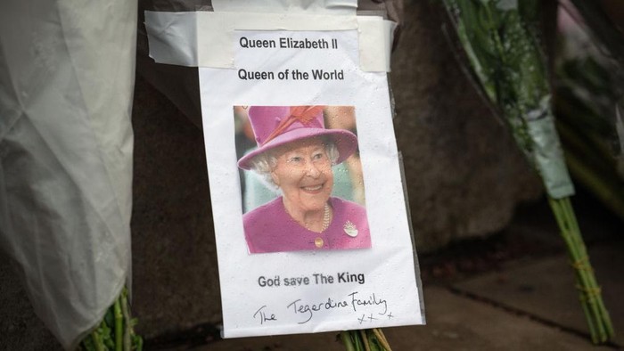 Karangan bunga Ratu Elizabeth II di depan Istana Buckingham LONDON - SEPTEMBER 09: Tributes are placed outside Buckingham Palace on September 09, 2022 in London, United Kingdom. Elizabeth Alexandra Mary Windsor was born in Bruton Street, Mayfair, London on 21 April 1926. She married Prince Philip in 1947 and acceded the throne of the United Kingdom and Commonwealth on 6 February 1952 after the death of her Father, King George VI. Queen Elizabeth II died at Balmoral Castle in Scotland on September 8, 2022, and is succeeded by her eldest son, King Charles III. (Photo by Gareth Copley/Getty Images)