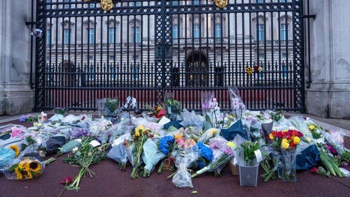 Karangan bunga Ratu Elizabeth II di depan Istana Buckingham LONDON - SEPTEMBER 09: Tributes are placed outside Buckingham Palace on September 09, 2022 in London, United Kingdom. Elizabeth Alexandra Mary Windsor was born in Bruton Street, Mayfair, London on 21 April 1926. She married Prince Philip in 1947 and acceded the throne of the United Kingdom and Commonwealth on 6 February 1952 after the death of her Father, King George VI. Queen Elizabeth II died at Balmoral Castle in Scotland on September 8, 2022, and is succeeded by her eldest son, King Charles III. (Photo by Gareth Copley/Getty Images)