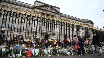 Melepas Ratu Elizabeth II, Bunga Duka Cita Penuhi Istana Buckingham
