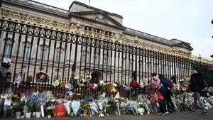 Melepas Ratu Elizabeth II, Bunga Duka Cita Penuhi Istana Buckingham