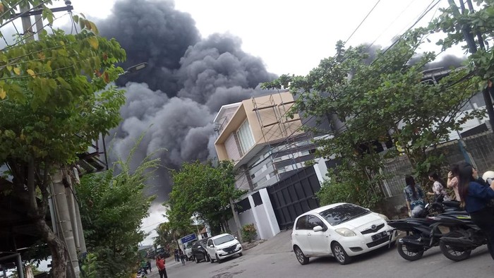 kebakaran gudang di kalianak surabaya